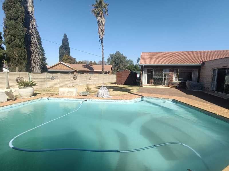 For Sale: Stunning 3-Bedroom Face Brick Home - Photo 3