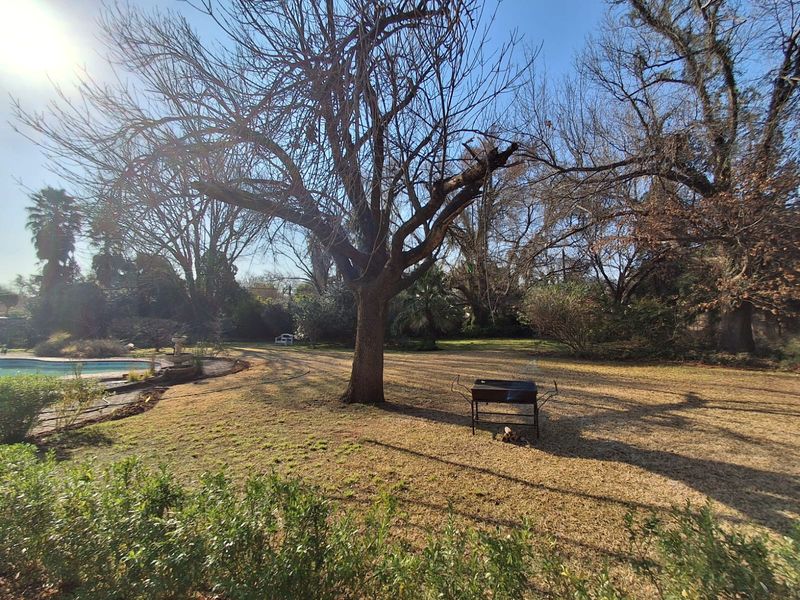 10 Bedroom Air BnB/ Guest House up for grabs in Three Rivers. - Photo 7