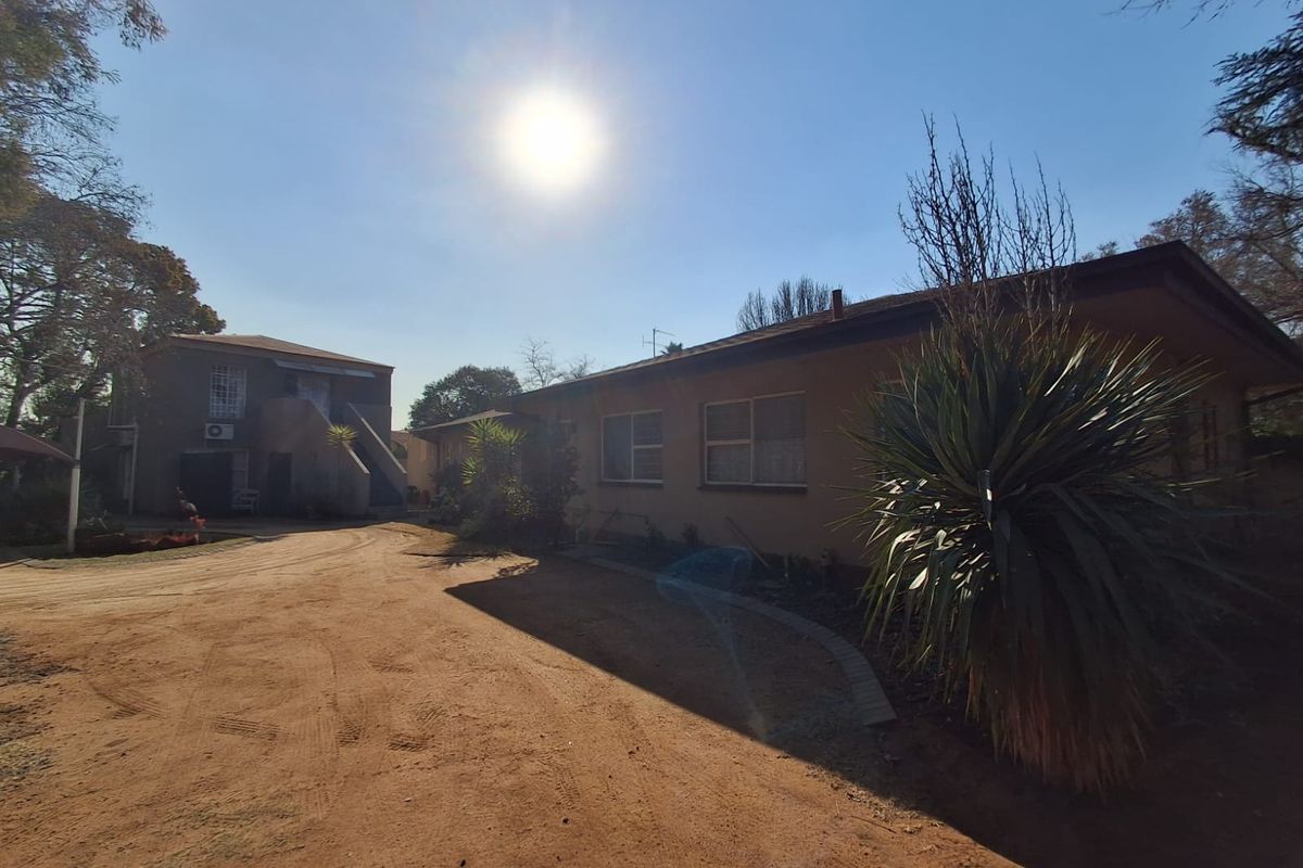 10 Bedroom Air BnB/ Guest House up for grabs in Three Rivers. - Photo 5
