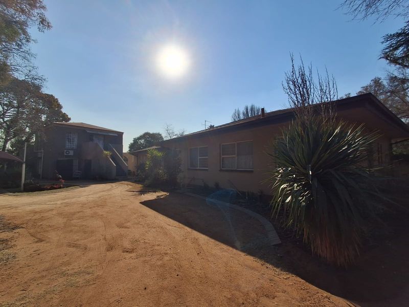 10 Bedroom Air BnB/ Guest House up for grabs in Three Rivers. - Photo 5