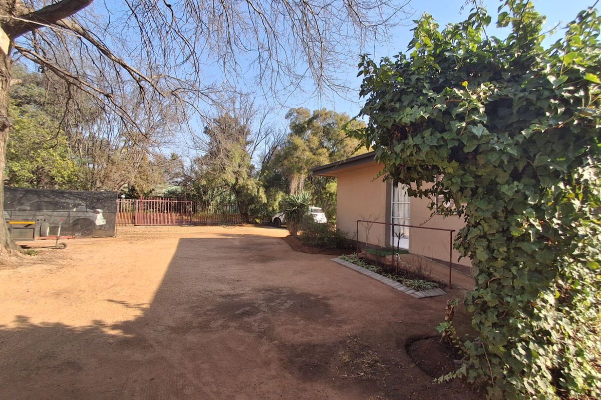 10 Bedroom Air BnB/ Guest House up for grabs in Three Rivers. - Photo 4