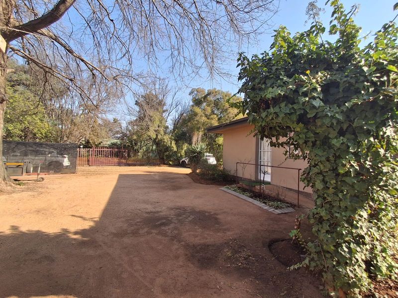 10 Bedroom Air BnB/ Guest House up for grabs in Three Rivers. - Photo 4