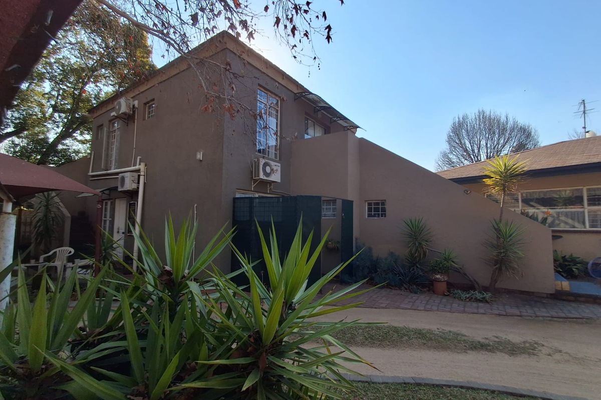 10 Bedroom Air BnB/ Guest House up for grabs in Three Rivers. - Photo 3