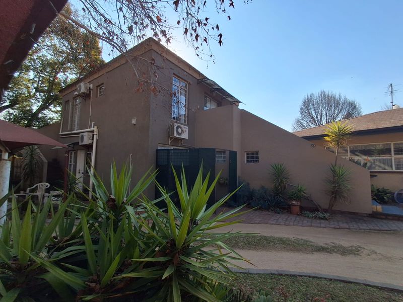 10 Bedroom Air BnB/ Guest House up for grabs in Three Rivers. - Photo 3
