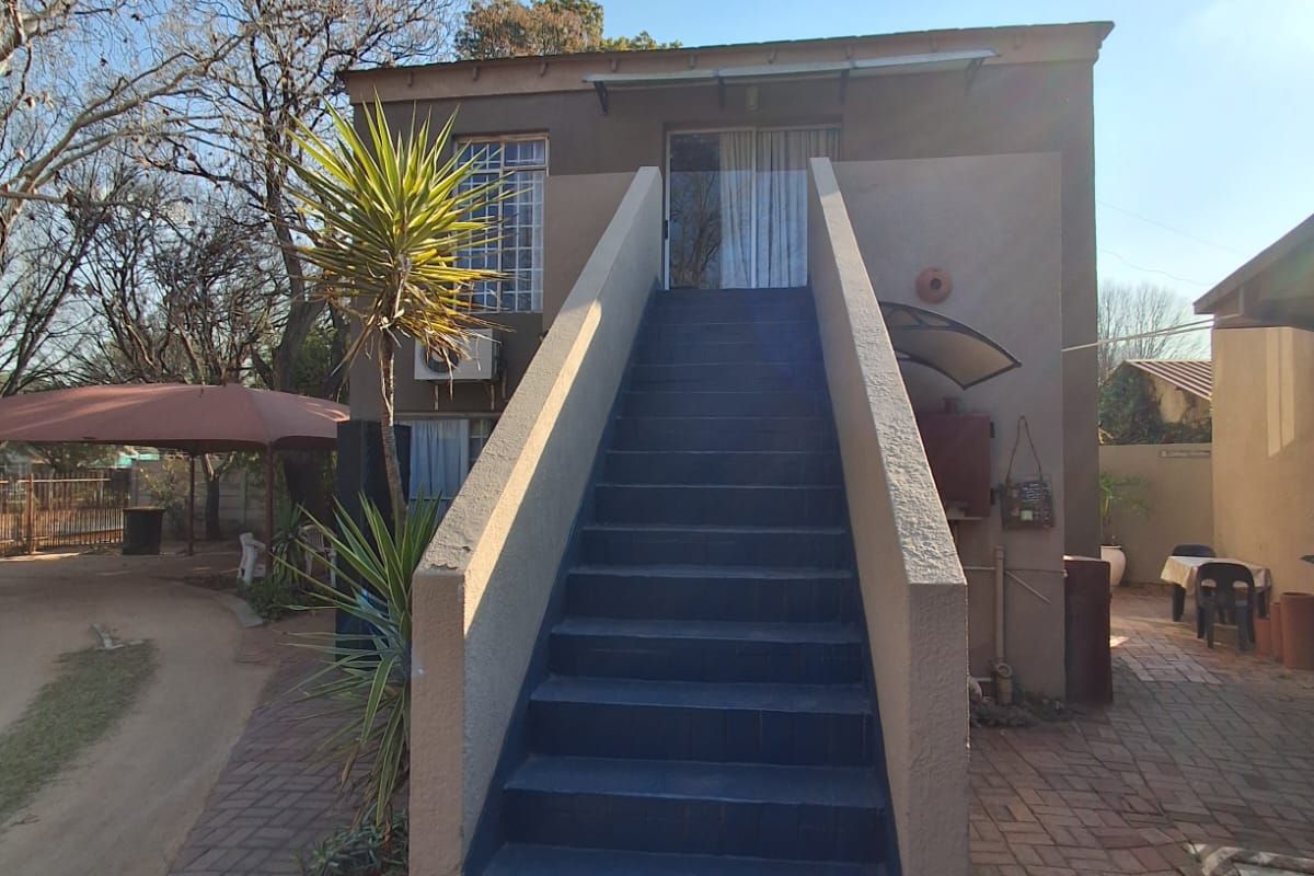 10 Bedroom Air BnB/ Guest House up for grabs in Three Rivers. - Photo 2