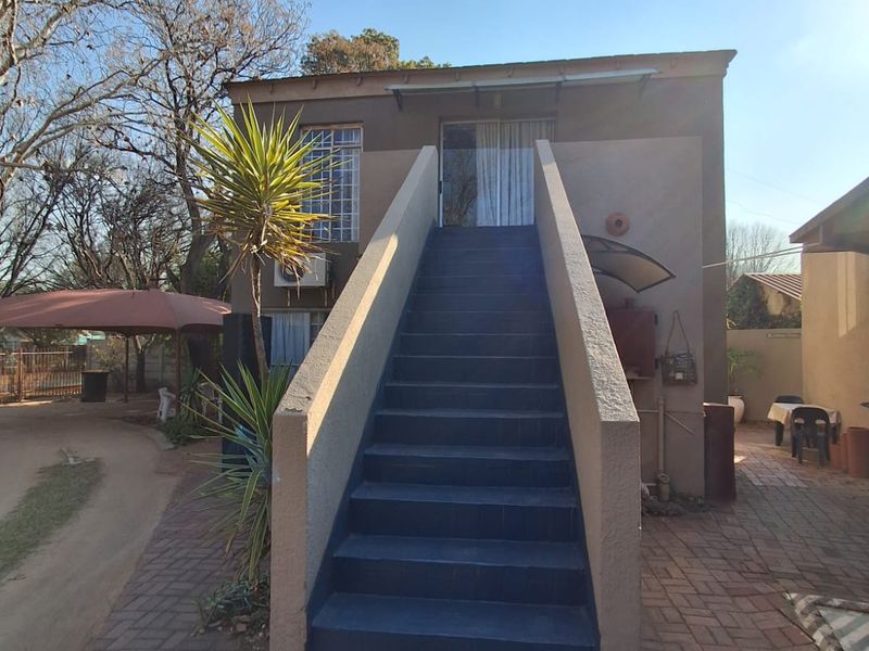 10 Bedroom Air BnB/ Guest House up for grabs in Three Rivers. - Photo 2