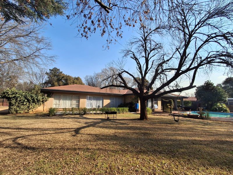 10 Bedroom Air BnB/ Guest House up for grabs in Three Rivers. - Photo 8