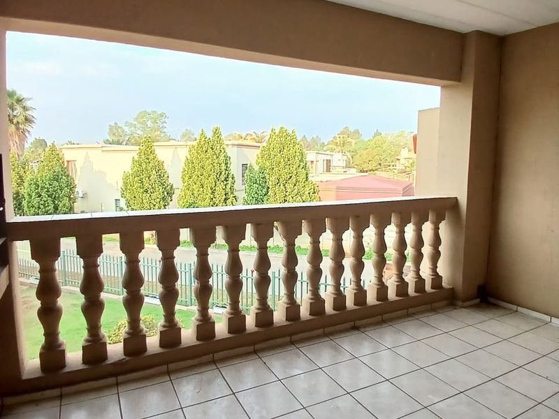2 Bedroom unit for sale in Vaalpark in popular complex with easy river access - Photo 8