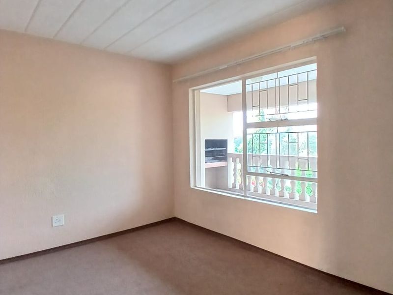 2 Bedroom unit for sale in Vaalpark in popular complex with easy river access - Photo 9