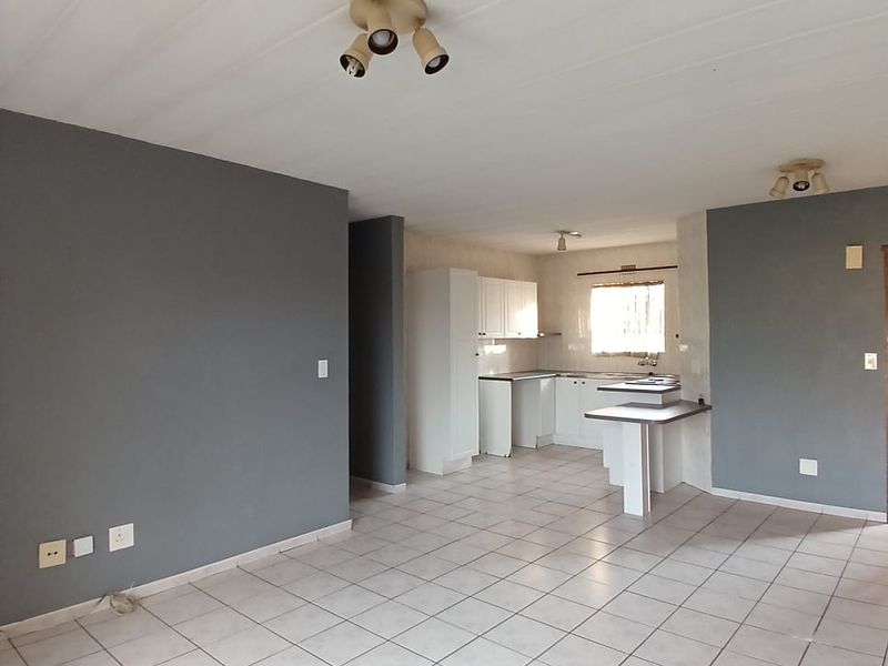 2 Bedroom unit for sale in Vaalpark in popular complex with easy river access - Photo 6