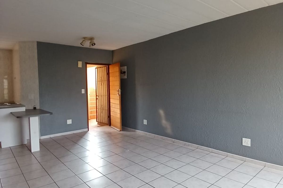 2 Bedroom unit for sale in Vaalpark in popular complex with easy river access - Photo 3