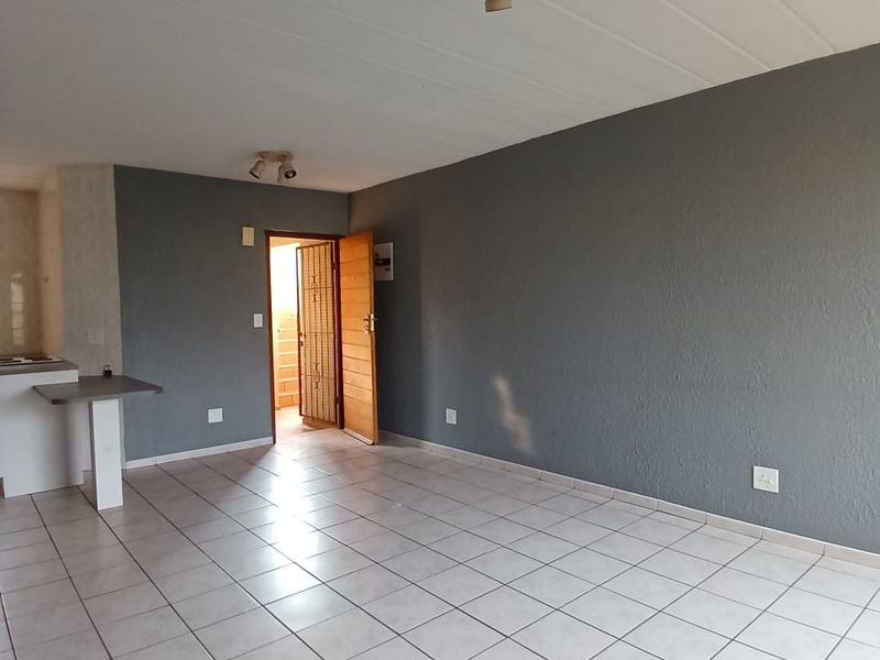 2 Bedroom unit for sale in Vaalpark in popular complex with easy river access - Photo 3
