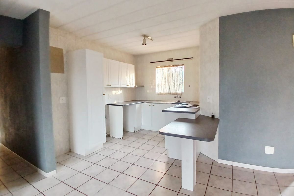 2 Bedroom unit for sale in Vaalpark in popular complex with easy river access - Photo 4