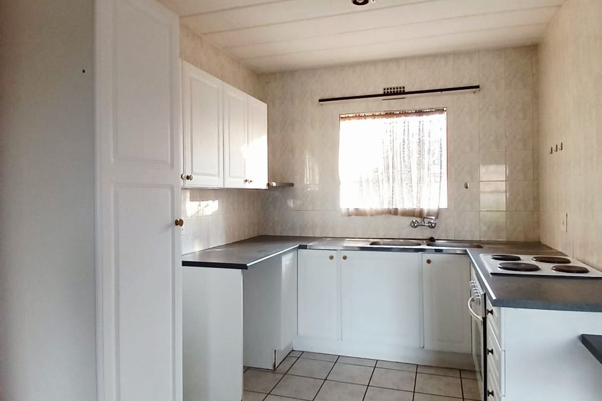 2 Bedroom unit for sale in Vaalpark in popular complex with easy river access - Photo 5