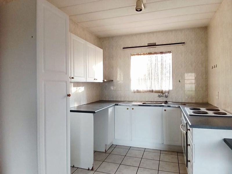 2 Bedroom unit for sale in Vaalpark in popular complex with easy river access - Photo 5