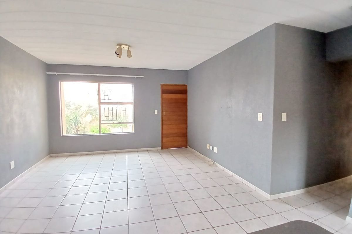 2 Bedroom unit for sale in Vaalpark in popular complex with easy river access - Photo 2