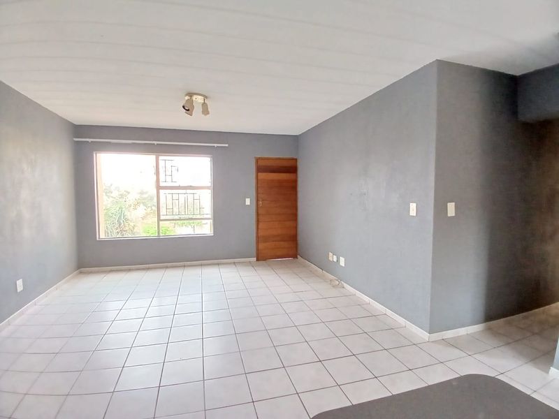 2 Bedroom unit for sale in Vaalpark in popular complex with easy river access - Photo 2