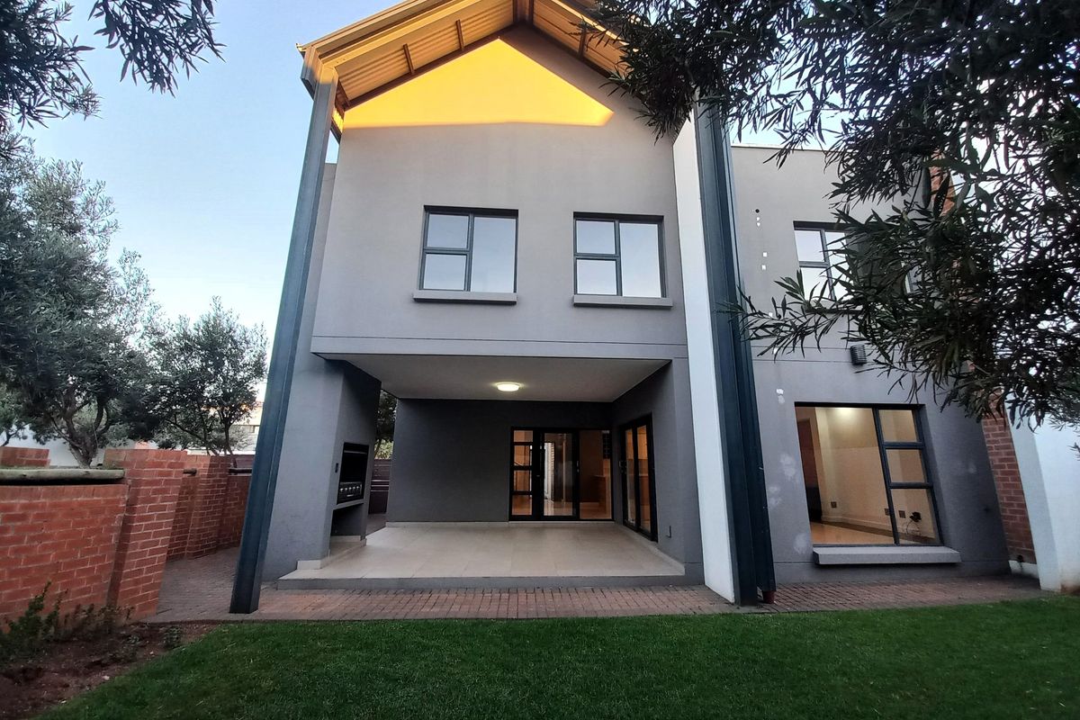 3 Bedroom 2-bathroom Duplex for Rent at The Paddocks - Photo 3