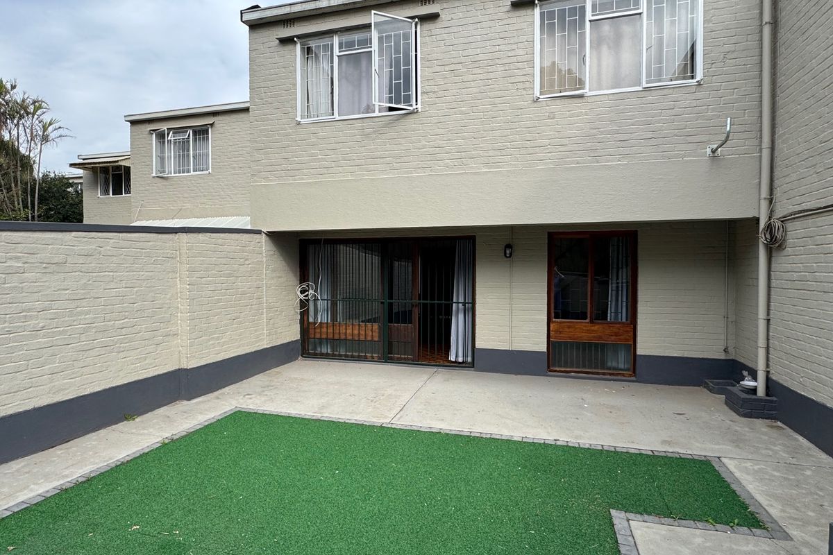 Beautifully Renovated 3-Bedroom Townhouse in a Secure Complex - Photo 2