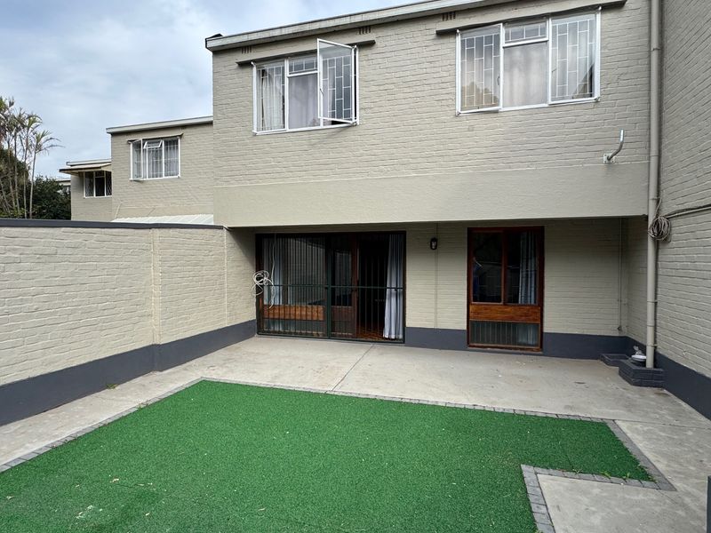 Beautifully Renovated 3-Bedroom Townhouse in a Secure Complex - Photo 2