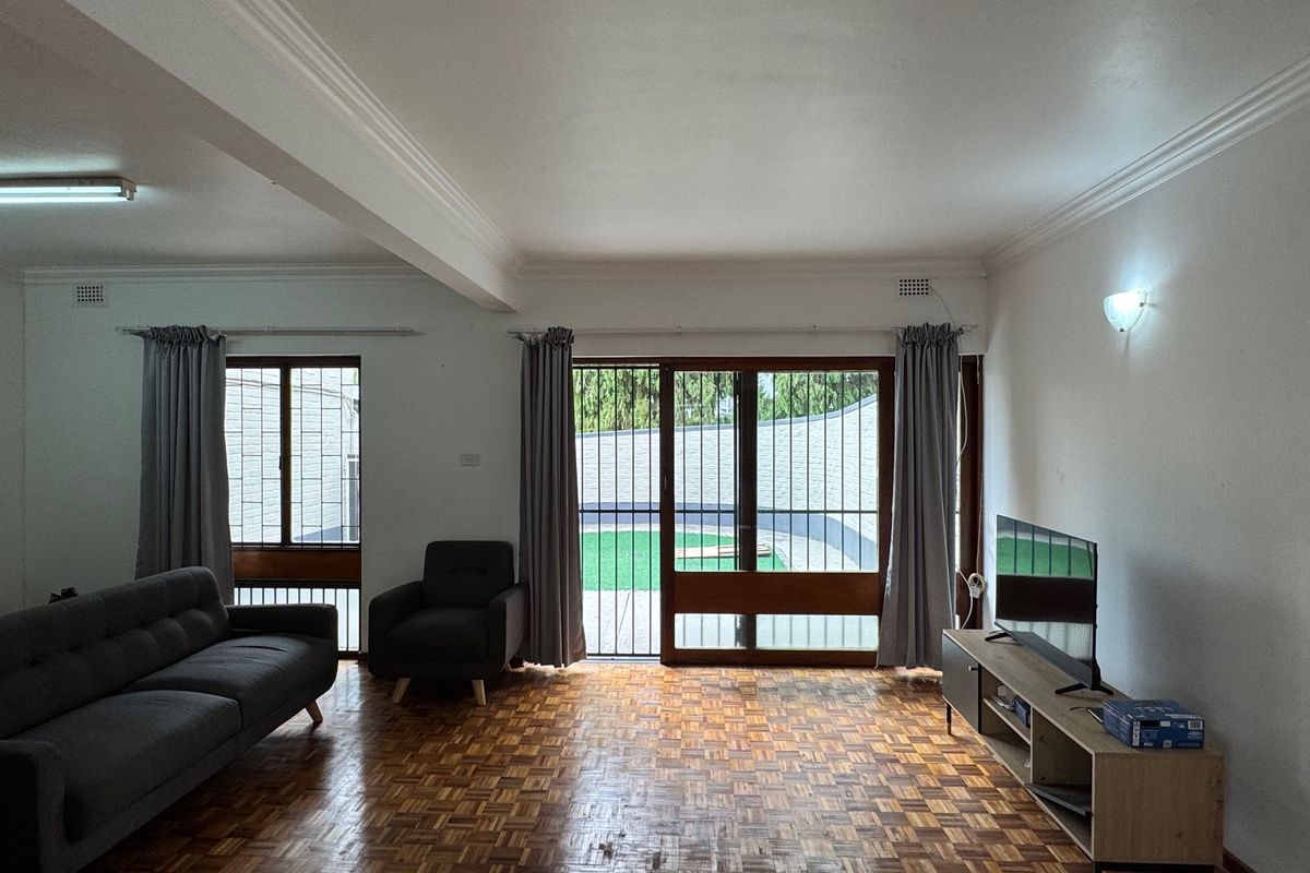 Beautifully Renovated 3-Bedroom Townhouse in a Secure Complex - Photo 4