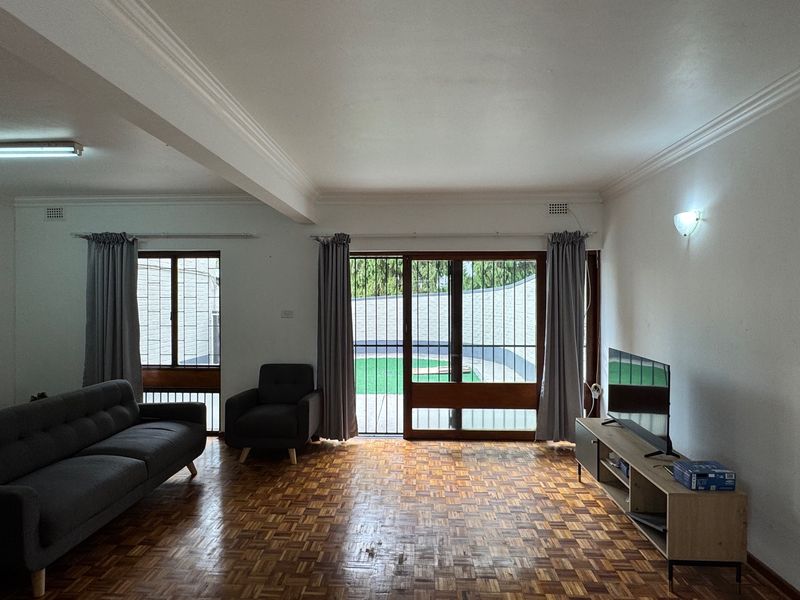 Beautifully Renovated 3-Bedroom Townhouse in a Secure Complex - Photo 4