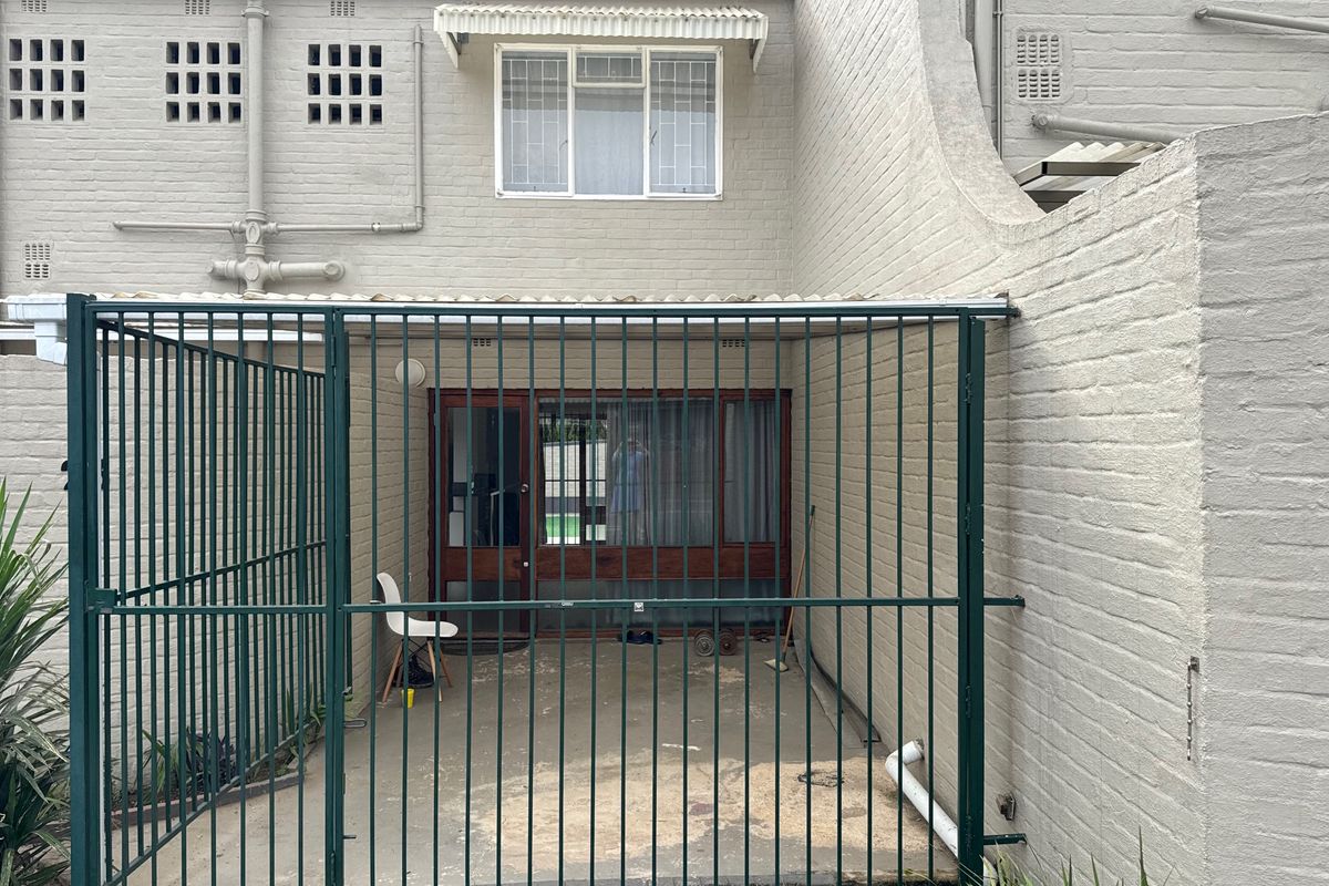 Beautifully Renovated 3-Bedroom Townhouse in a Secure Complex - Photo 3
