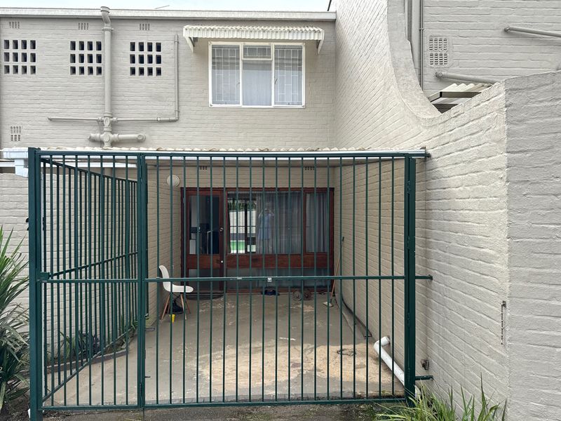 Beautifully Renovated 3-Bedroom Townhouse in a Secure Complex - Photo 3