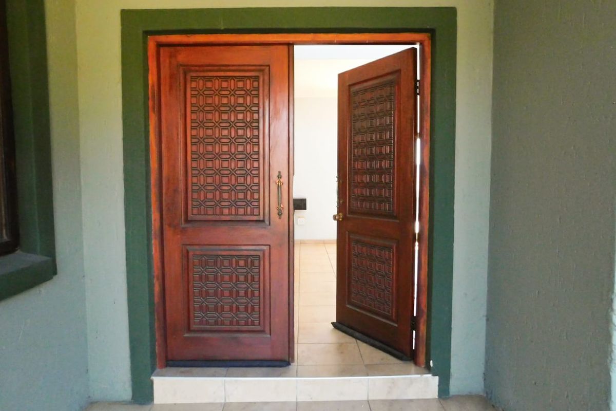 Exquisite Luxury Family Home with Stunning Views in Overkruin, Heidelberg - Photo 2