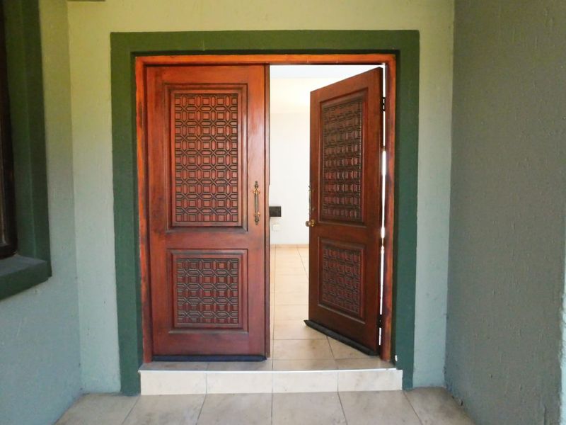 Exquisite Luxury Family Home with Stunning Views in Overkruin, Heidelberg - Photo 2