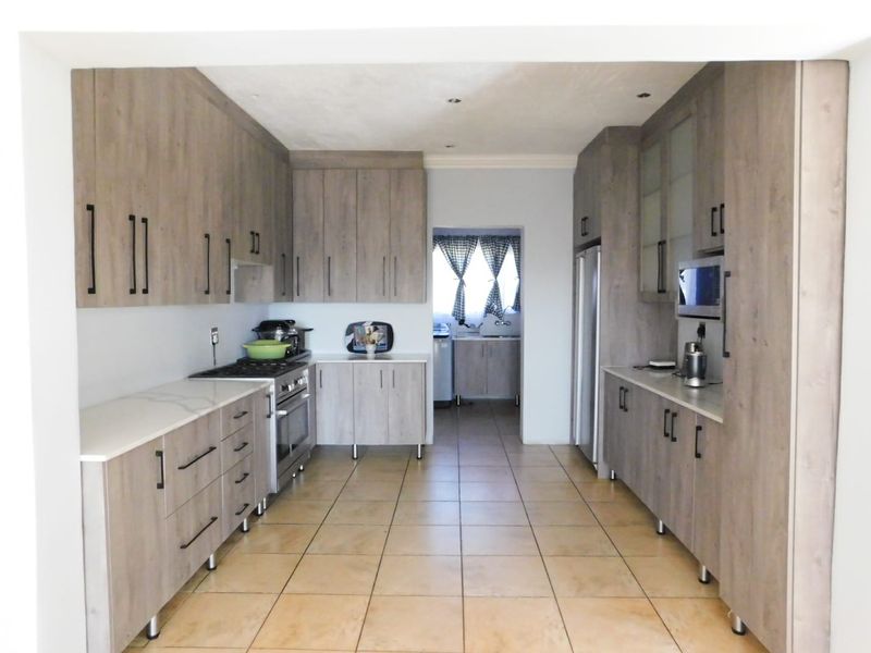 Exquisite Luxury Family Home with Stunning Views in Overkruin, Heidelberg - Photo 8