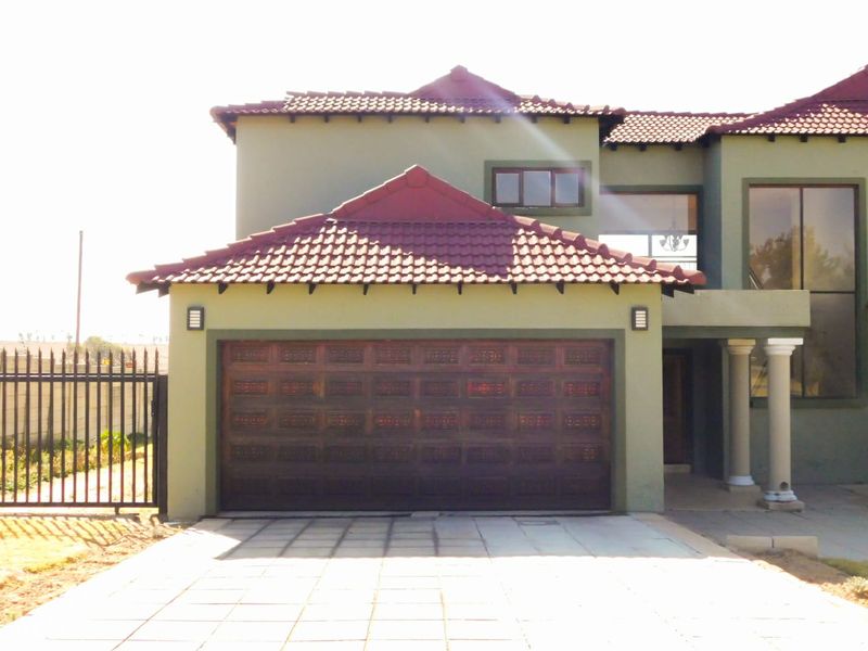 Exquisite Luxury Family Home with Stunning Views in Overkruin, Heidelberg - Photo 3