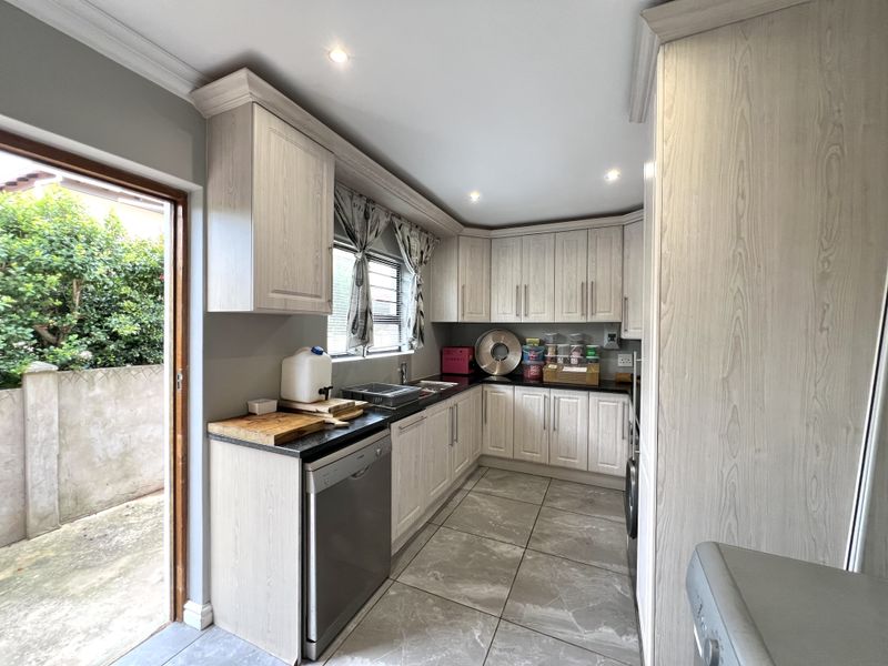 Secluded Elegance on the Kloof: A Masterpiece of Space and Privacy - Photo 8