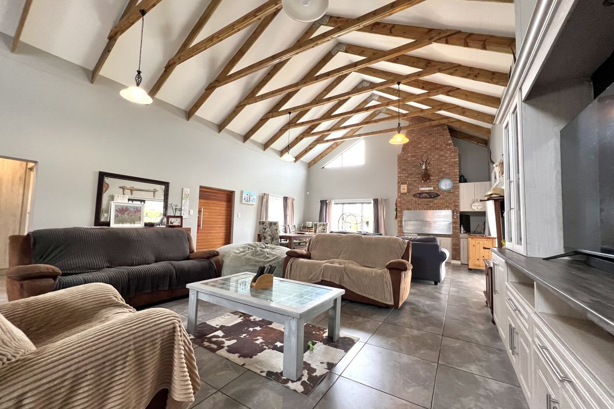 Secluded Elegance on the Kloof: A Masterpiece of Space and Privacy - Photo 2