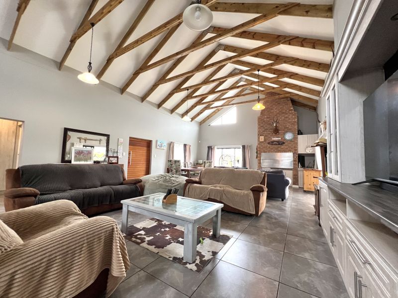 Secluded Elegance on the Kloof: A Masterpiece of Space and Privacy - Photo 2