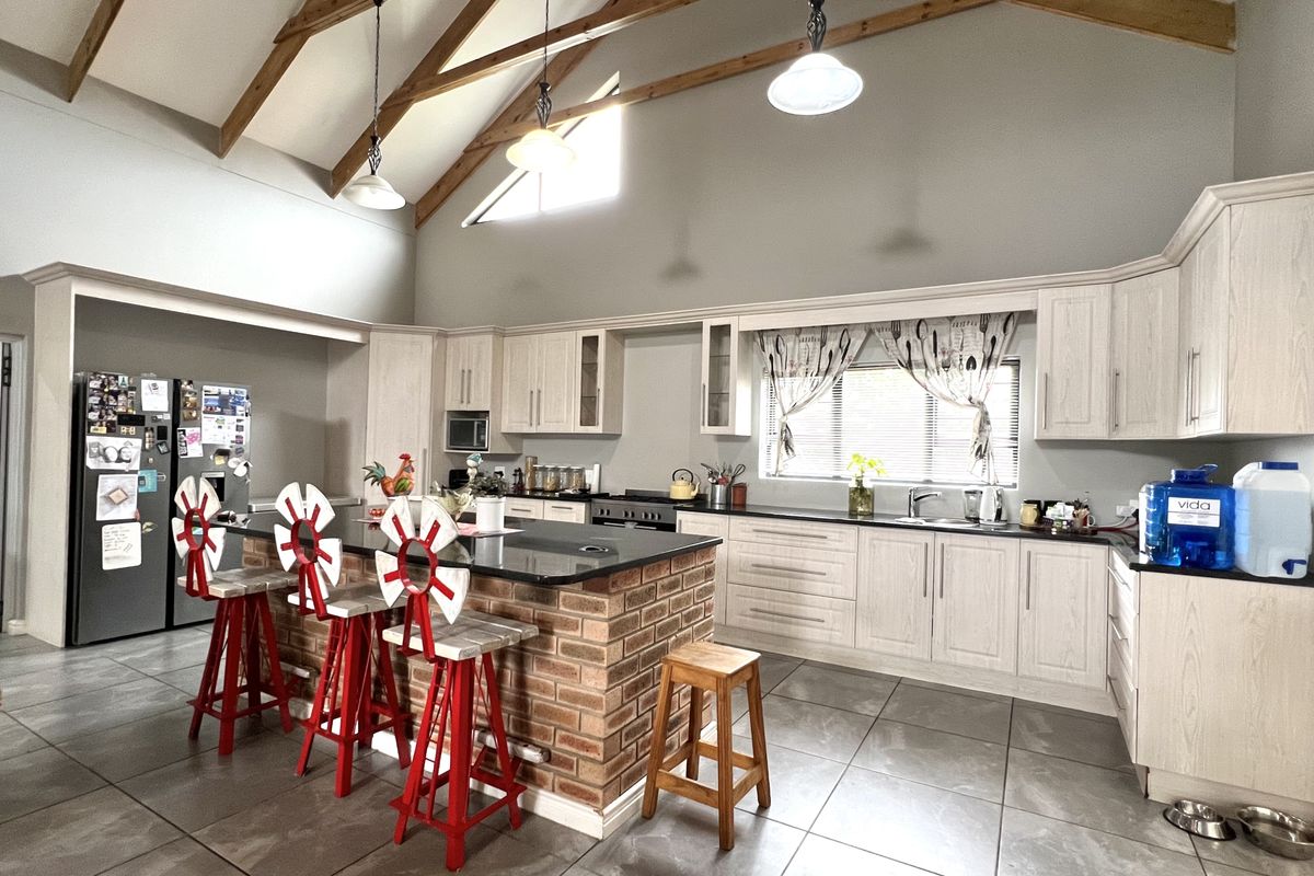 Secluded Elegance on the Kloof: A Masterpiece of Space and Privacy - Photo 4