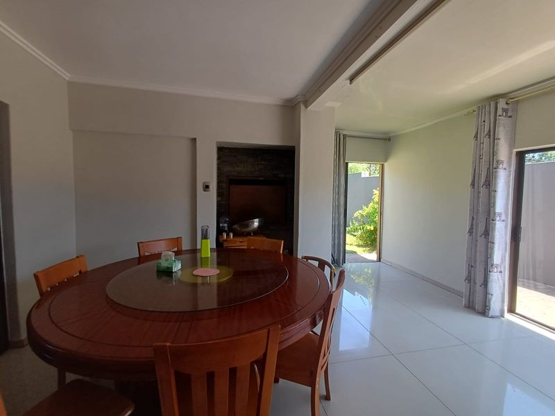 Massive Home In A Secured Estate. - Photo 7