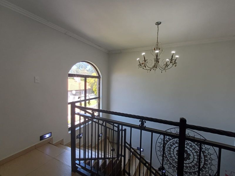 Massive Home In A Secured Estate. - Photo 6