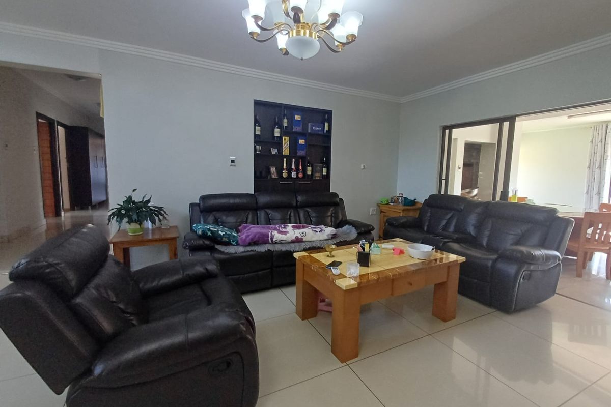 Massive Home In A Secured Estate. - Photo 4