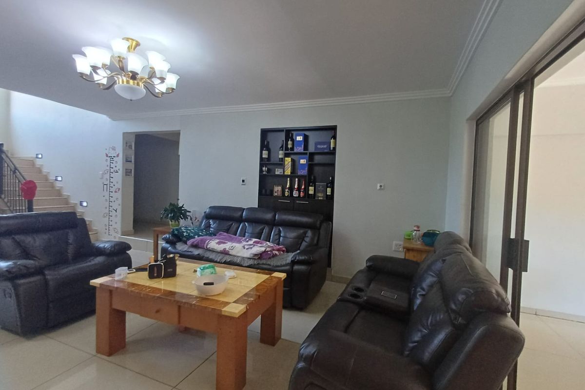 Massive Home In A Secured Estate. - Photo 2