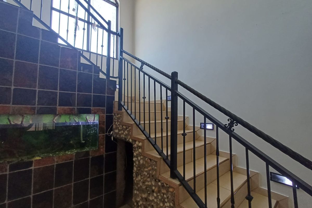 Massive Home In A Secured Estate. - Photo 3