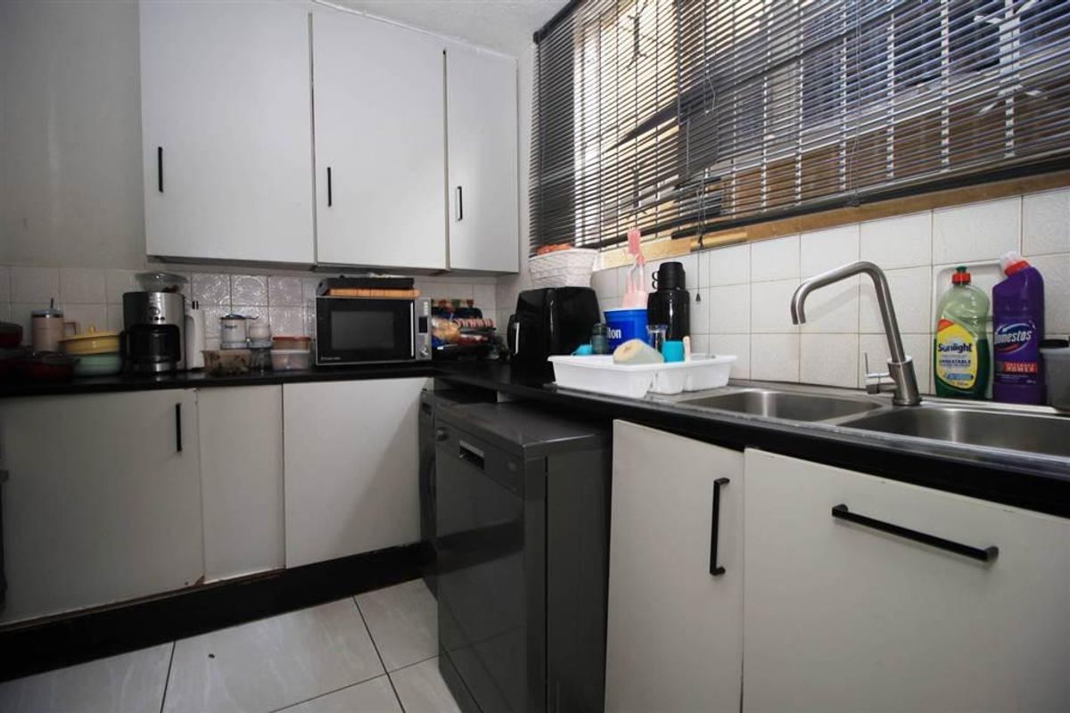 Step into easy, living with this beautifully kept 2-bedroom duplex tucked inside a secure complex - Photo 3