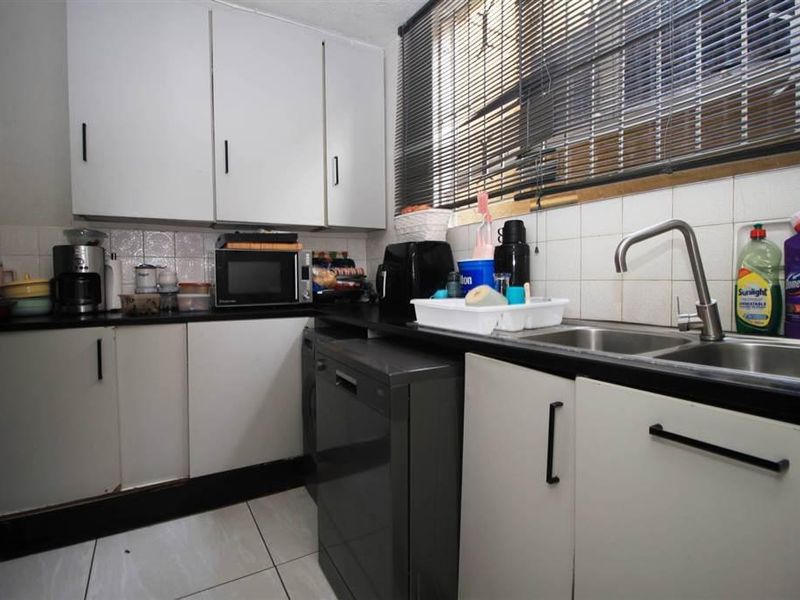 Step into easy, living with this beautifully kept 2-bedroom duplex tucked inside a secure complex - Photo 3