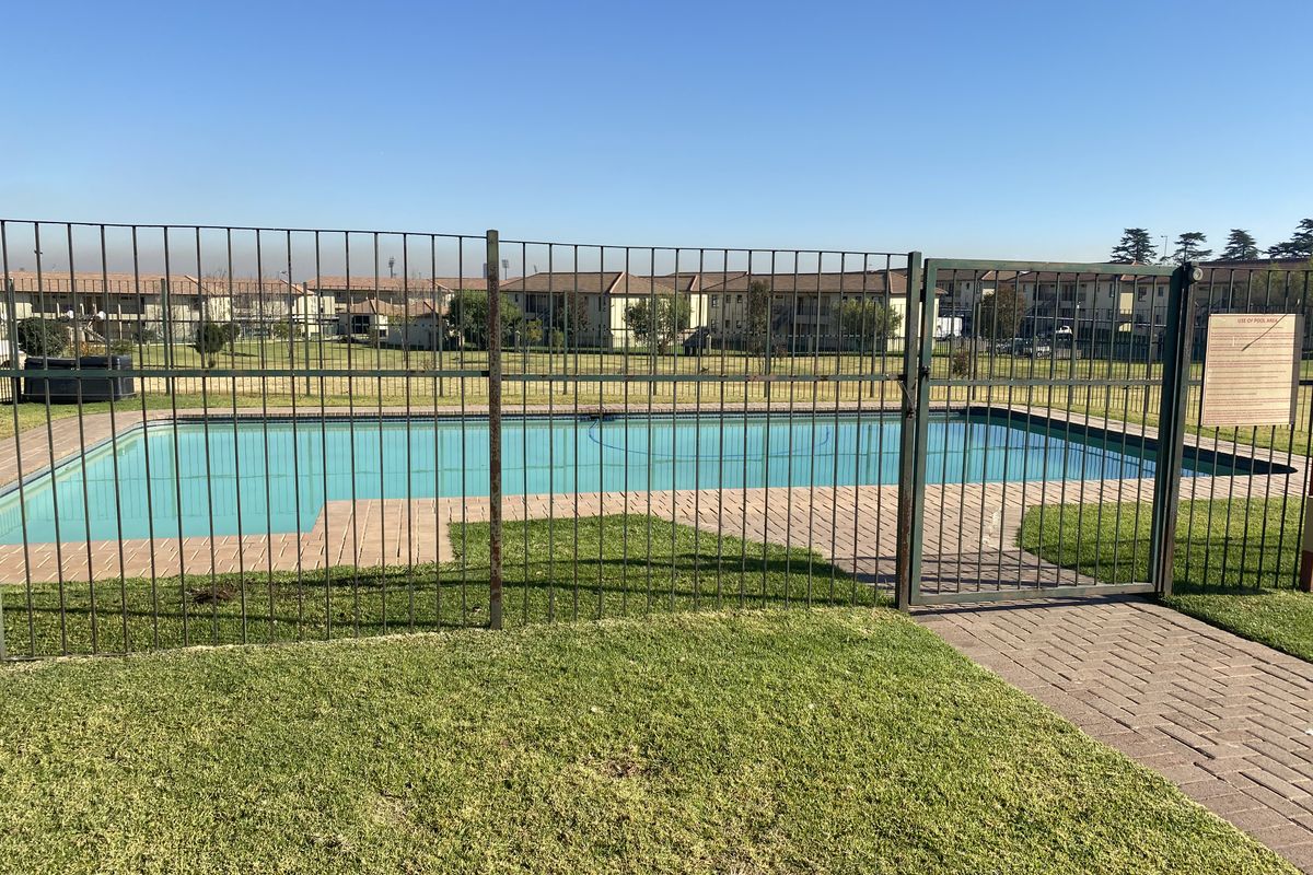 2 Bedroom Apartment in Parkrand - Photo 5