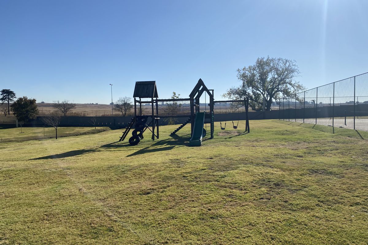 2 Bedroom Apartment in Parkrand - Photo 4