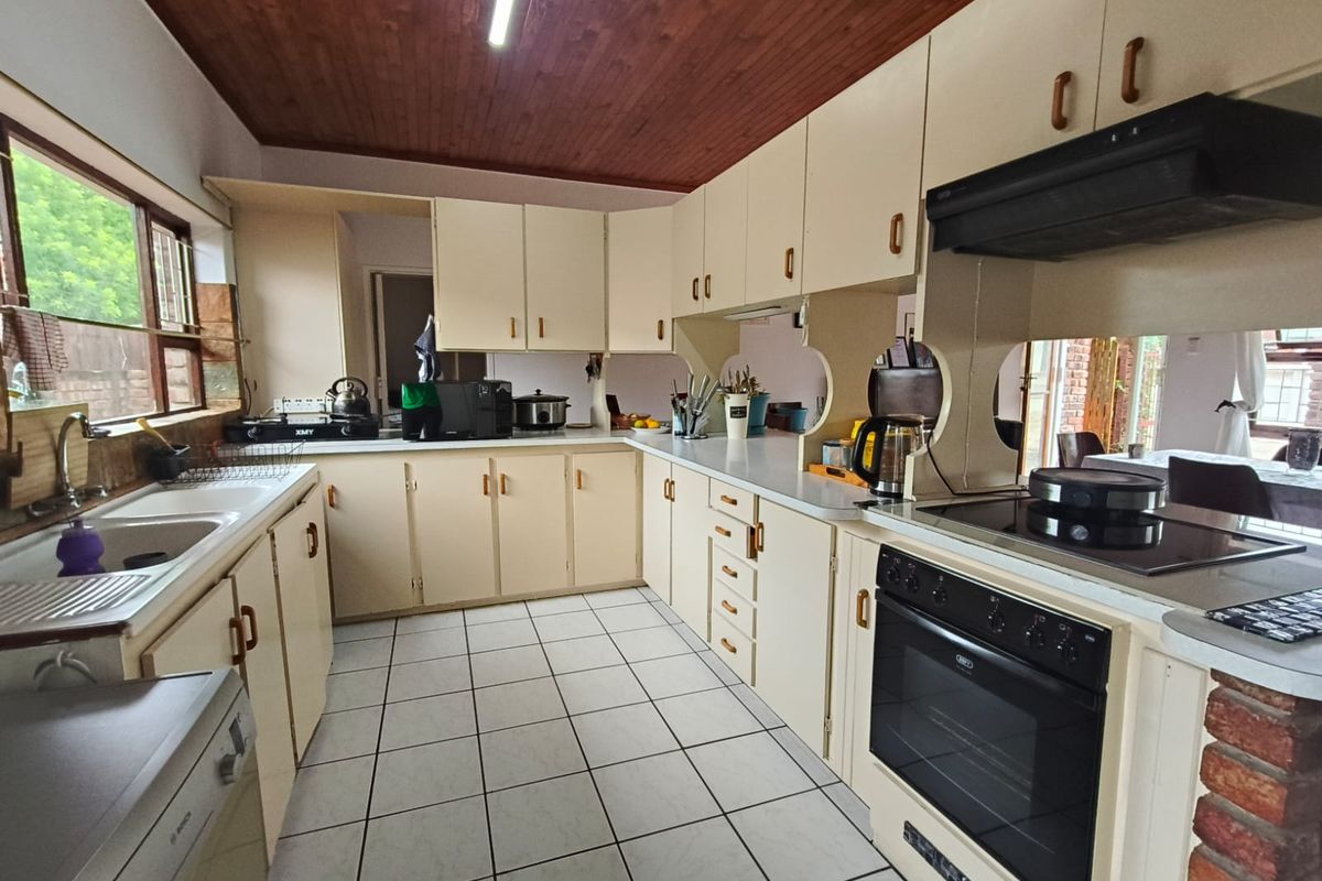 Low maintenance face brick home - Photo 5