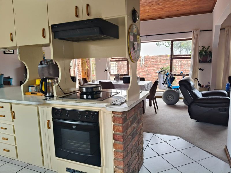 Low maintenance face brick home - Photo 7