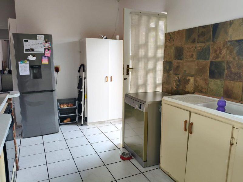 Low maintenance face brick home - Photo 6