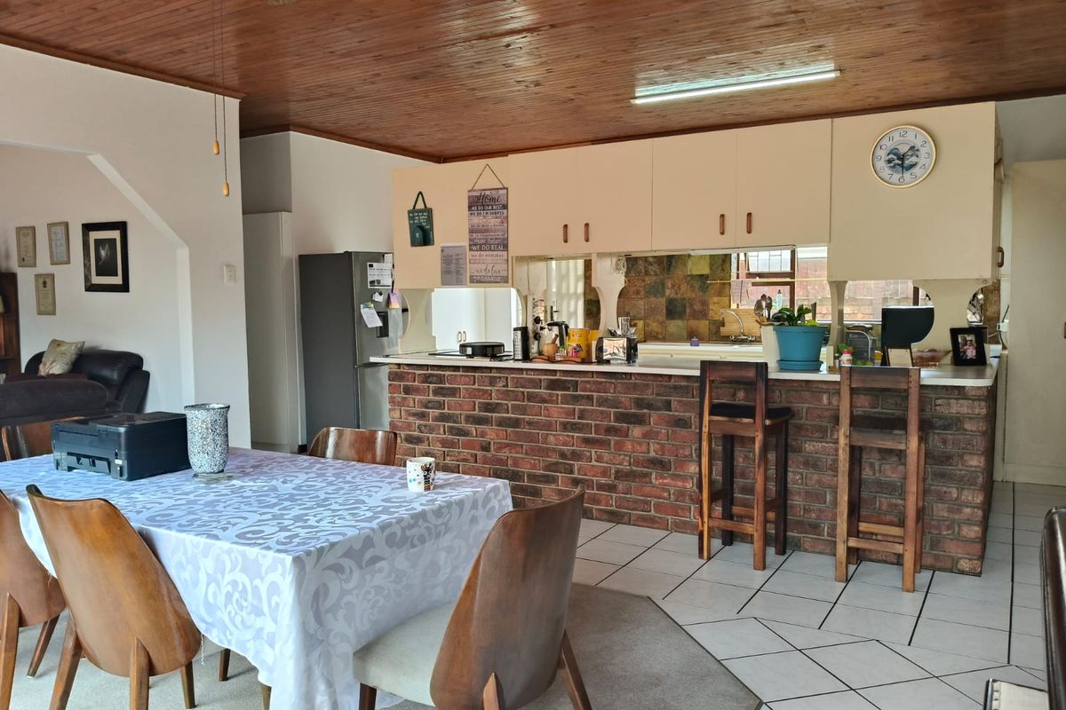 Low maintenance face brick home - Photo 2