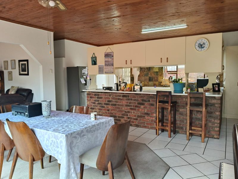 Low maintenance face brick home - Photo 2